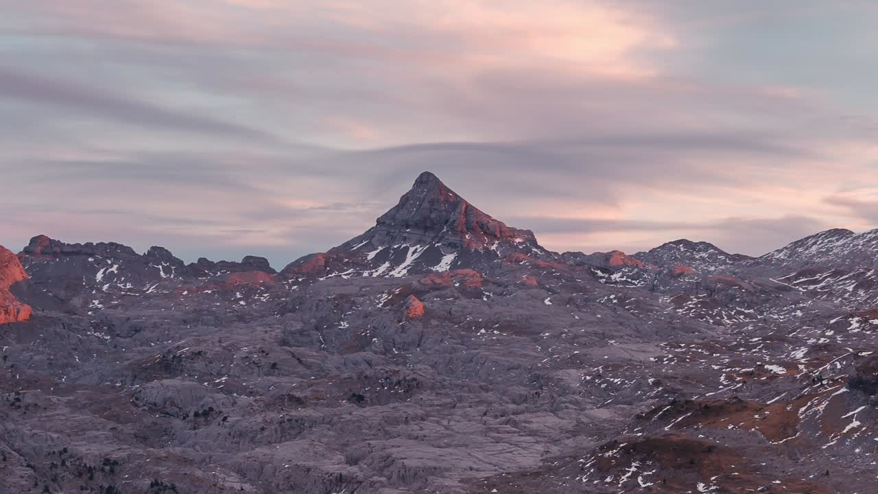 detalle de cerca puesta de sol timelapse vista de pic d anie desde pic d arlas en francia españa frontera montañas pirineos otoño temporada con picos nevados y nubes dramáticas