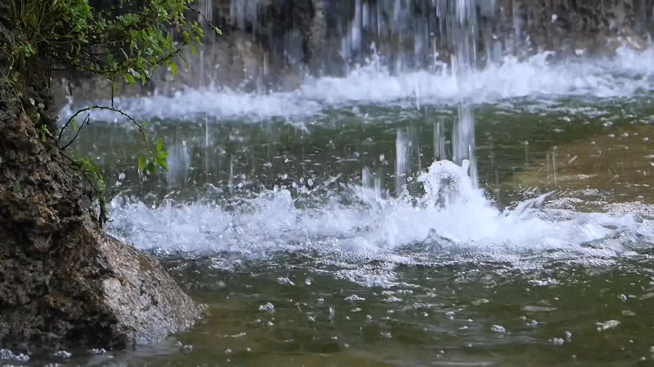 una cascada que salta en un arroyo