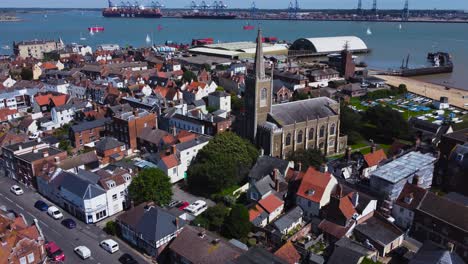 vista del avión no tripulado volando sobre la ciudad y la iglesia en harwich, en dirección al puerto