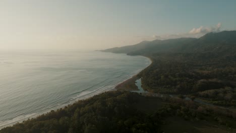 Vista-Aérea-De-La-Idílica-Playa-De-Uvita-Durante-La-Mañana-Brumosa-En-Costa-Rica,-América-Central