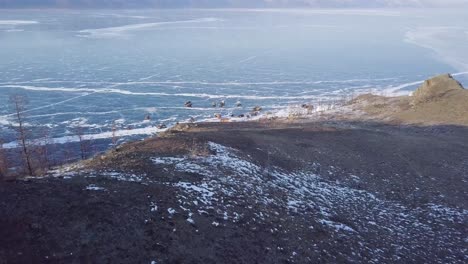vista aérea alta de la unidad militar desde la colina sobre el lago baikal helado