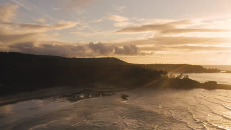 Antenne-Von-Bastendorff-Beach-In-Der-Nähe-Von-Cape-Arago-Oregon-Während-Des-Warmen-Sonnenuntergangs,-Drohne-Rotiert-In-Der-Luft