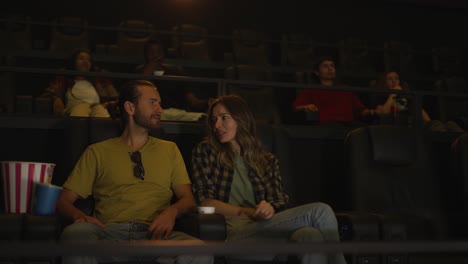 La-Pareja-Tiene-Una-Cita-En-El-Cine,-Sentados-Abrazados.