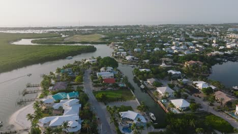 Reihen-Von-Häusern-Am-Wasser-In-Den-Florida-Keys