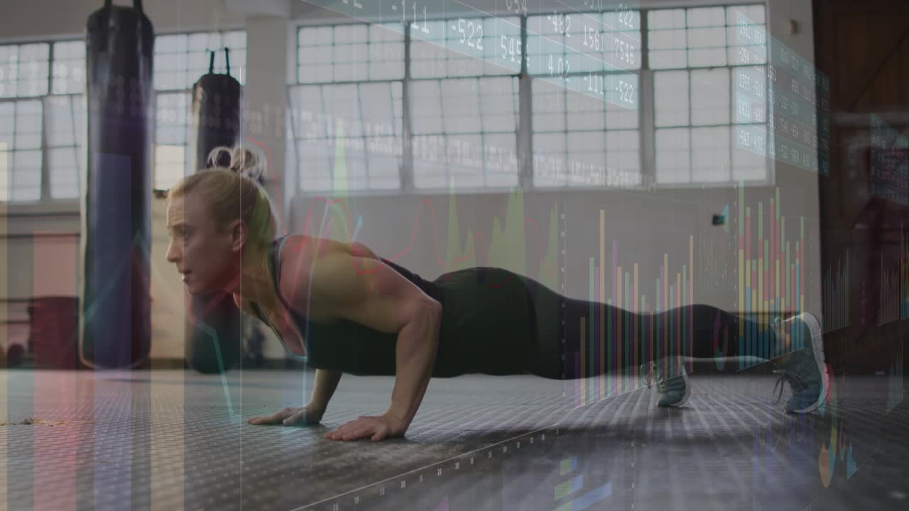 펀칭 백이 있는 매트 위에서 플랭크 자세를 하고 몸통을 낮춰 근력을 키우는 피트니스 트레이너