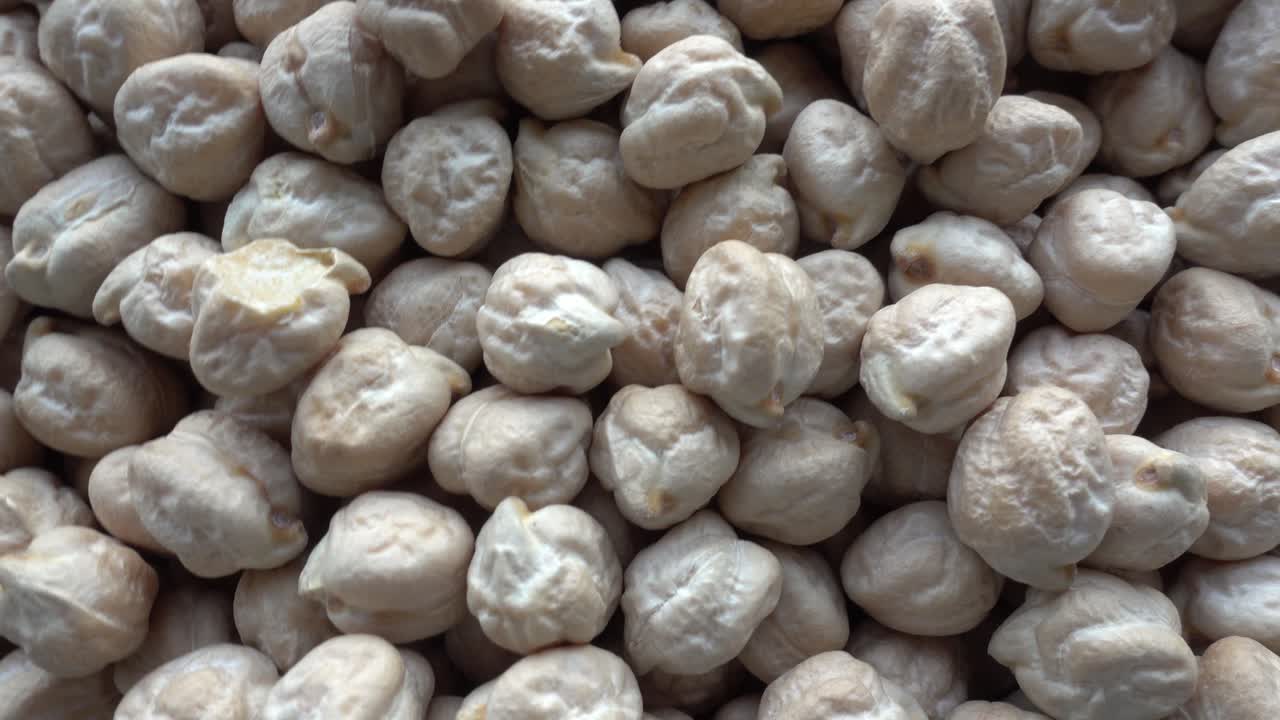 los garbanzos en la mesa de madera giran