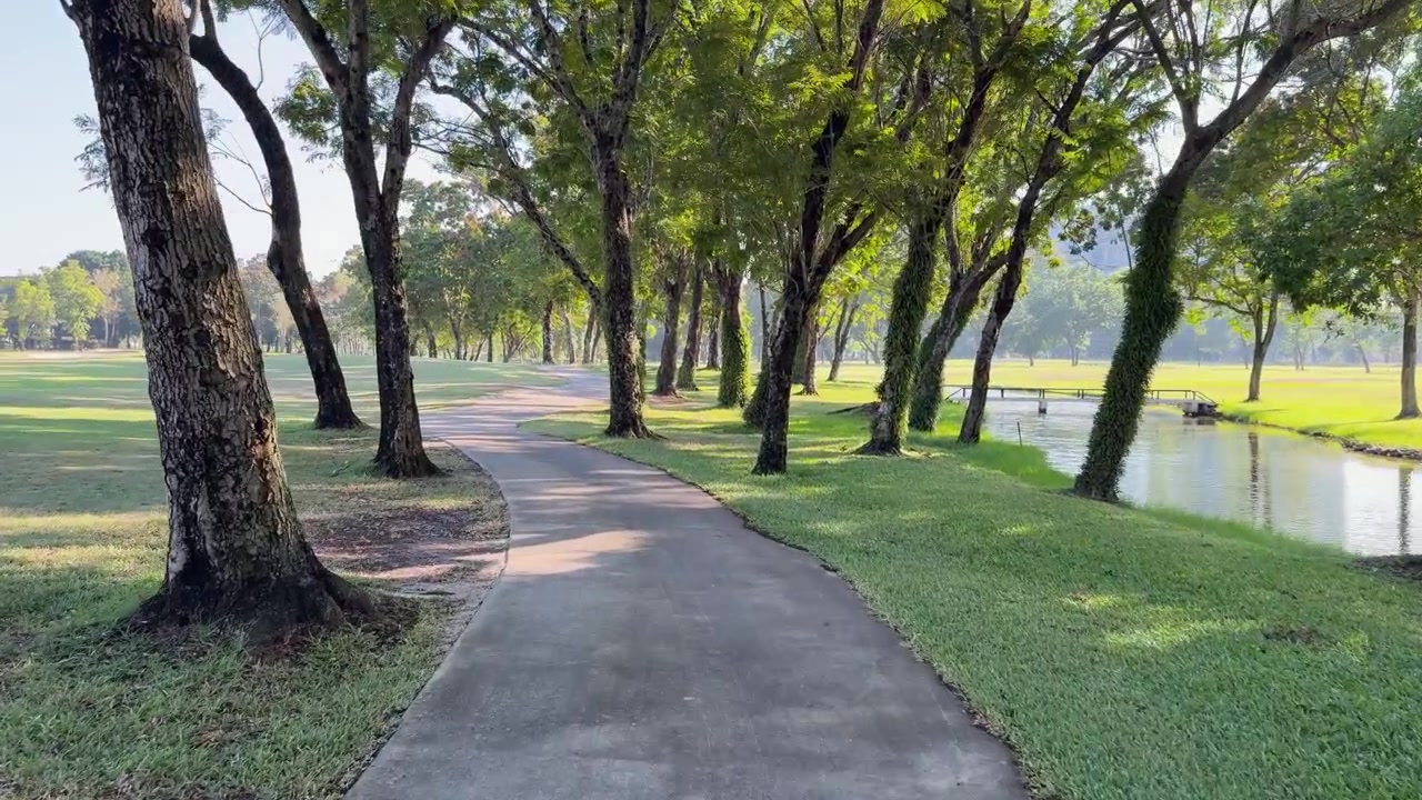 Sentiero lastricato attraverso un campo da golf panoramico in una giornata di sole