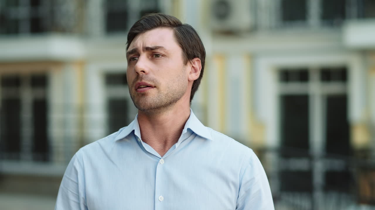 거리에서 기다리고 있는 사업가의 근접한 모습