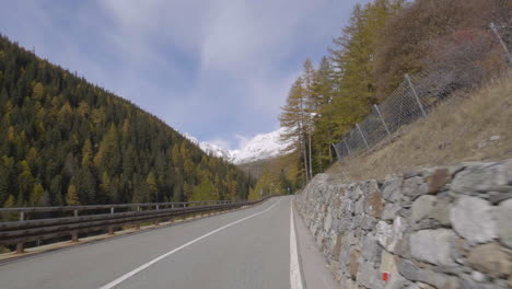 Reisen-Zu-Den-Schneebedeckten-Bergen-Auf-Der-Straße,-Mit-Einem-Großartigen,-Riesigen-Waldblick-In-Der-Umgebung