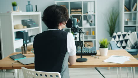 sesión de grabación de podcast en un estudio casero