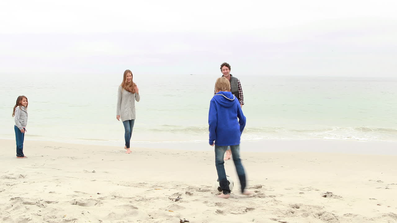 가족 들 이 함께 축구 를 하는 것