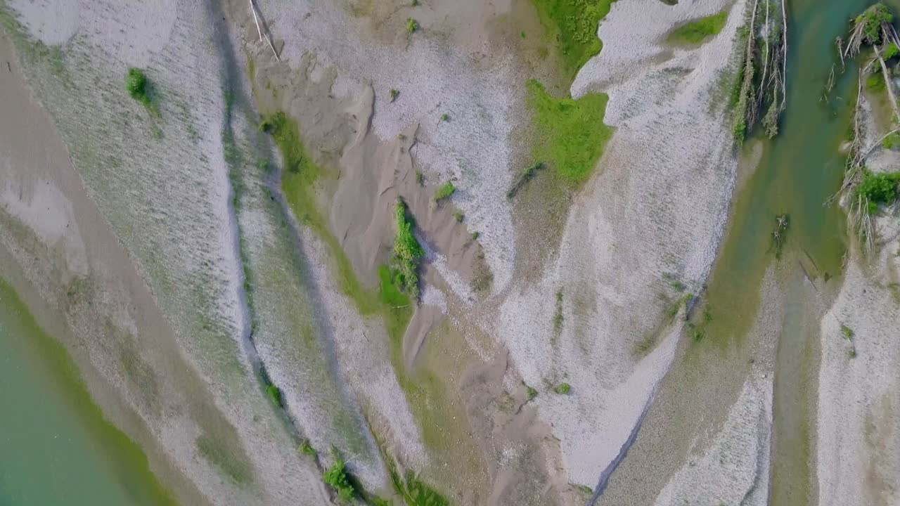 drone sobrevuelo río río verde y azul