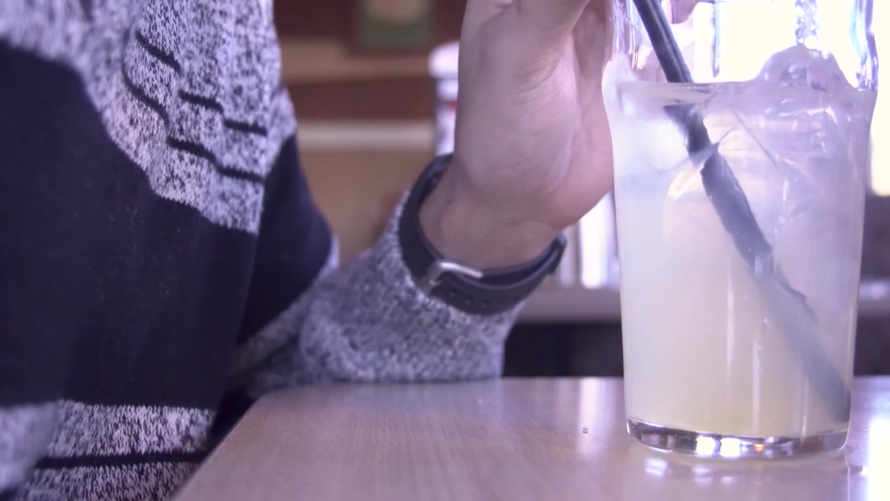 Mescolando e bevendo succo.