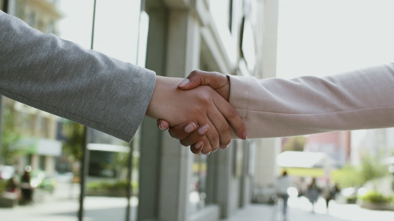 mujeres de negocios apretón de manos