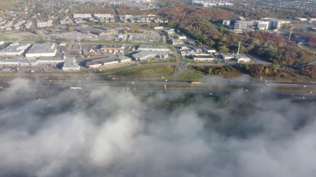 tráfico y nubes, mañana de verano