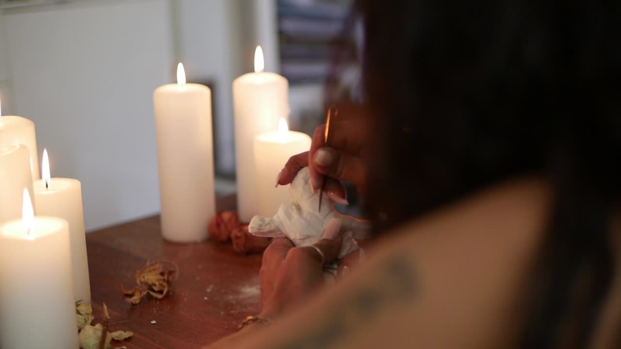 la creación de una muñeca vudú; ritual vudú