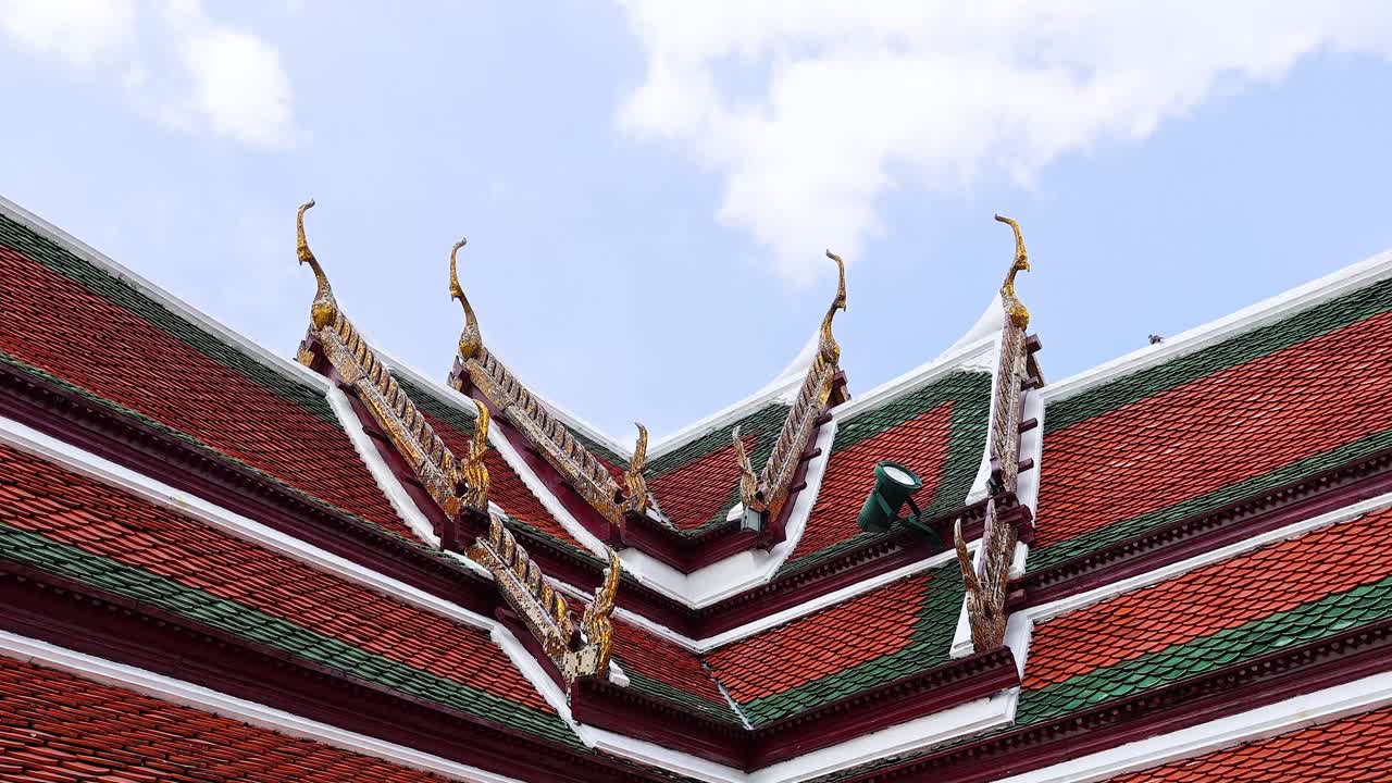 은 하늘을 배경으로 복잡한 사원 지붕