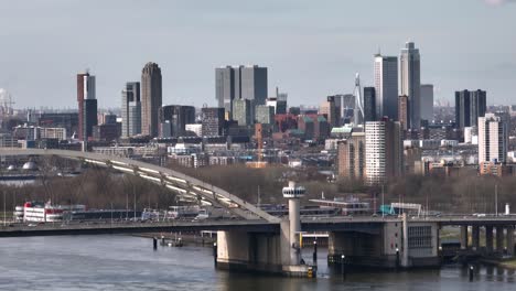 Horizonte-De-Rotterdam-Con-El-Puente-Van-Brienenoord-En-Primer-Plano,-Toma-Aérea-De-Establecimiento