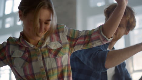 Pareja-Alegre-Divirtiéndose-Durante-La-Reparación-Del-Hogar-En-El-Interior.-Baile-Familiar-En-Casa.