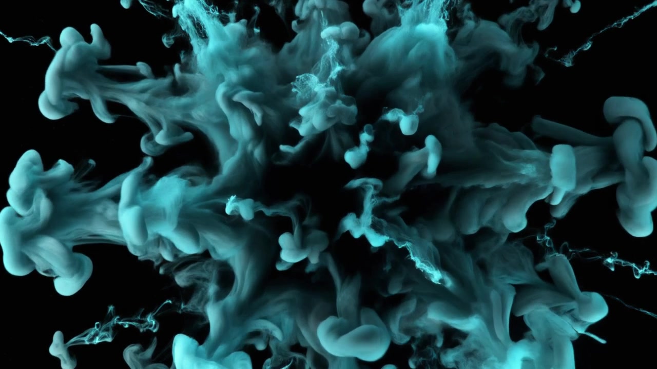 Explosion d'encre cyan dans l'eau sur fond noir