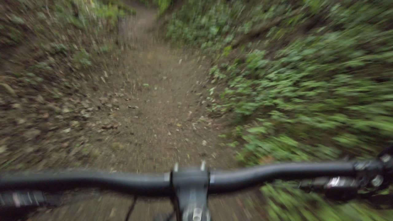 montando cuesta abajo con la bicicleta mtb en el bosque lituano en vilnius