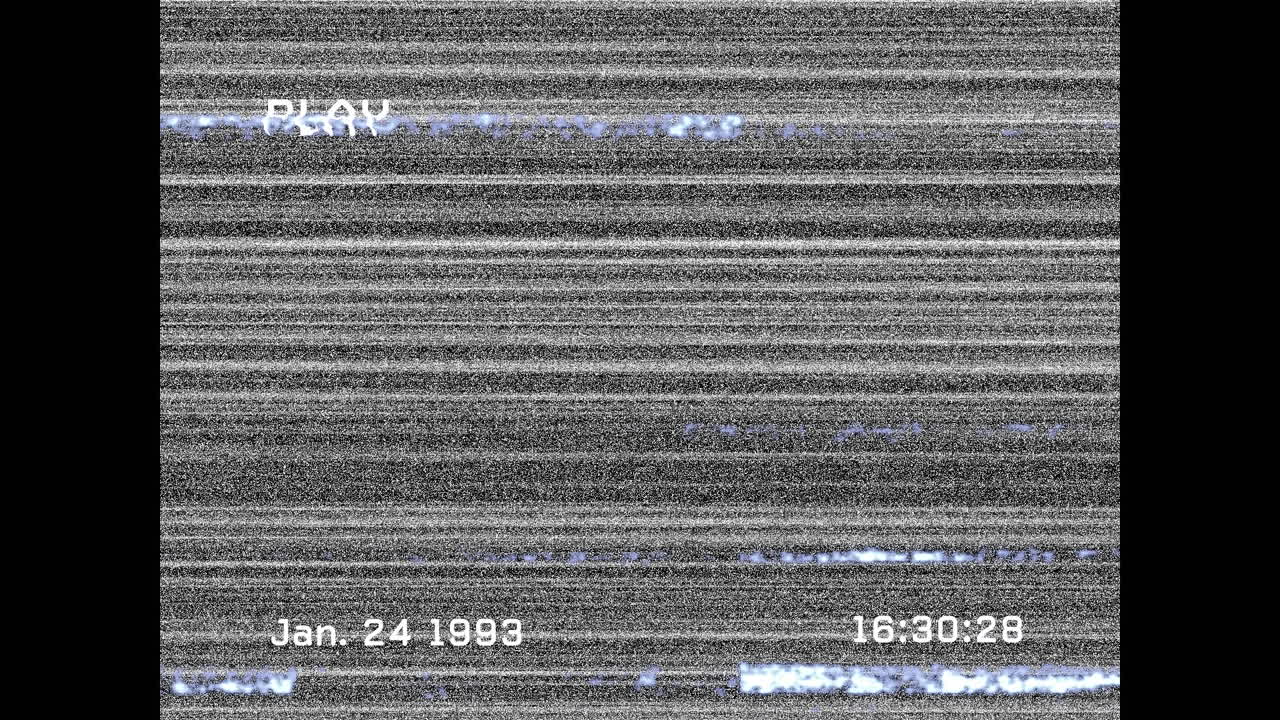 Animazione di interfaccia digitale su schermo con linee e glitch