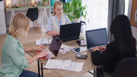 Drei-Frauen-Arbeiten-Im-Büro