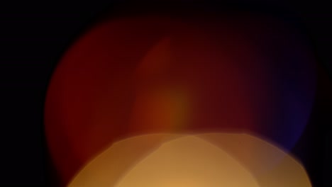 la luz multicolor filtra imágenes de 4k en fondo negro, estilizando el video, las transiciones, el efecto bokeh.