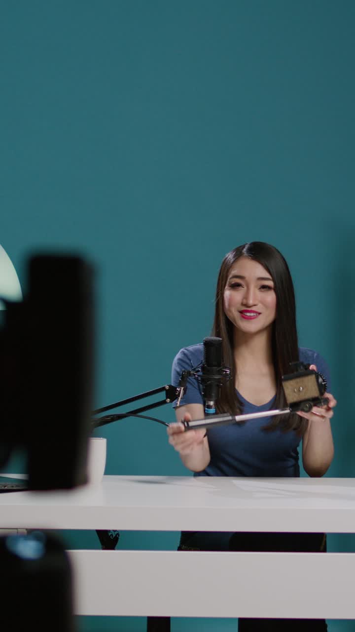 Mujer creando contenido con cámara y micrófono