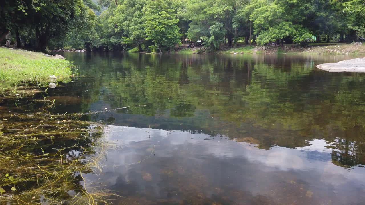 태국 나콘나욕에 있는 남톡 왕 타 크라이 자연 공원에 있는 왕 타 크라이 스트림의 맑은 물