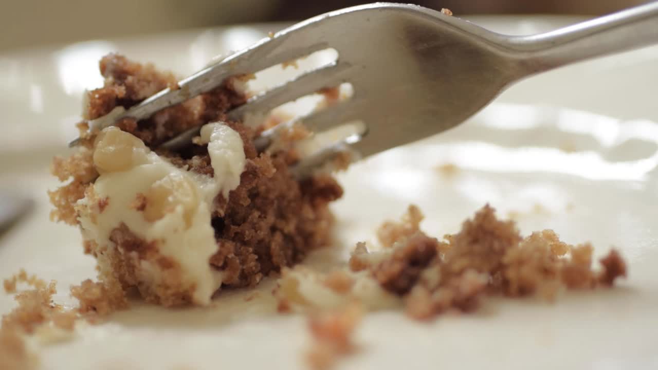 porción de pastel de zanahoria fresca con un tiro de macro de tenedor
