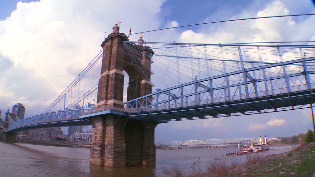 오하이오 강 위의 다리는 신시내티 오하이오 2로 이어집니다.