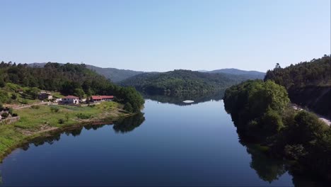 toma aérea de grúa inclinada de un lago fluvial en fornelos de montes, españa