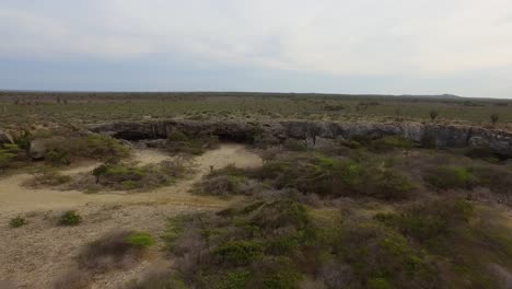 toma aérea de las cuevas que los indios arawak usaban en bonaire