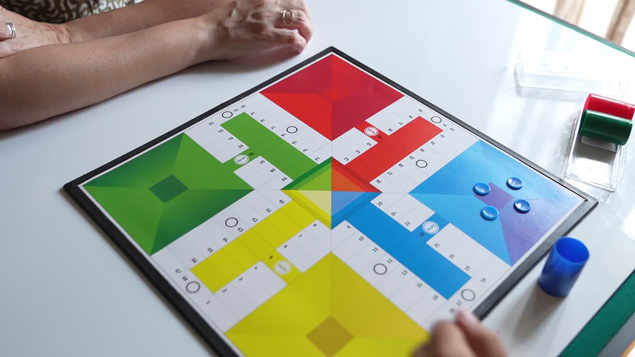 Jogando Parcheesi (jogo de tabuleiro)
