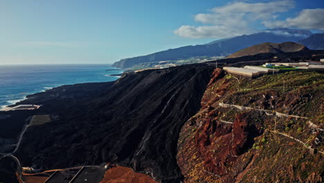 drone aéreo disparado sobre la costa volcánica negra en la palma, islas canarias, españa. alta vista del terreno de lava negra, olas del océano aplastando las rocas.