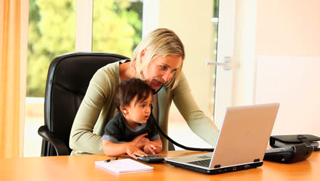 Bebé-Ayudando-A-Su-Madre-Con-El-Trabajo-De-Oficina.