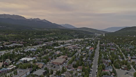 breckenridge colorado antena v4 hermosa puesta de sol paisaje de montaña panorámica sobre la ciudad - filmada en dji inspire 2, x7, 6k - agosto de 2020