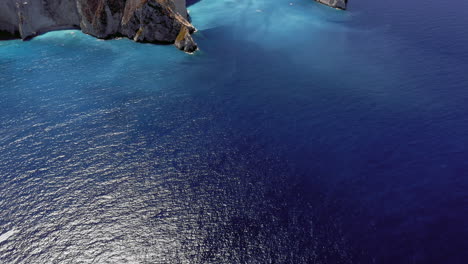 aerea: mostra la spiaggia di navagio a zakynthos con la famosa nave naufragata in una giornata di sole