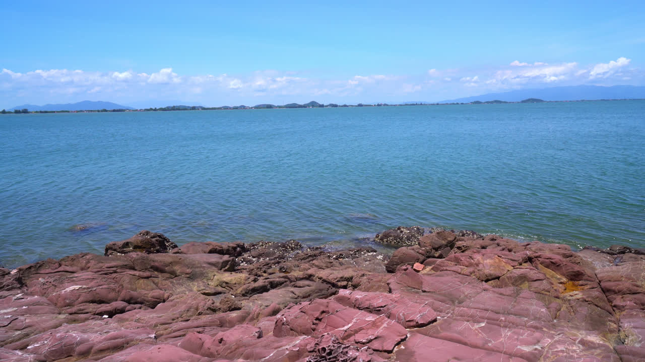 태국 찬타 부리에 바다 해변이있는 분홍색 해안