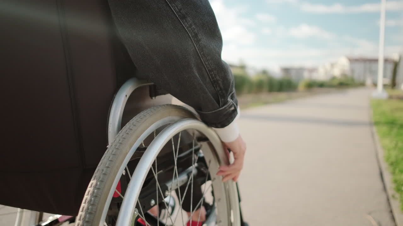 mujer en silla de ruedas al aire libre