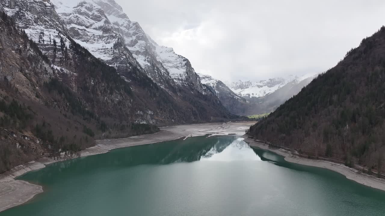 Il fascino ghiacciato del Klöntalersee sotto il massiccio del Glärnisch, Alpi svizzere - veduta aerea