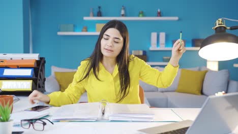 una joven mujer de negocios divertida y alegre.