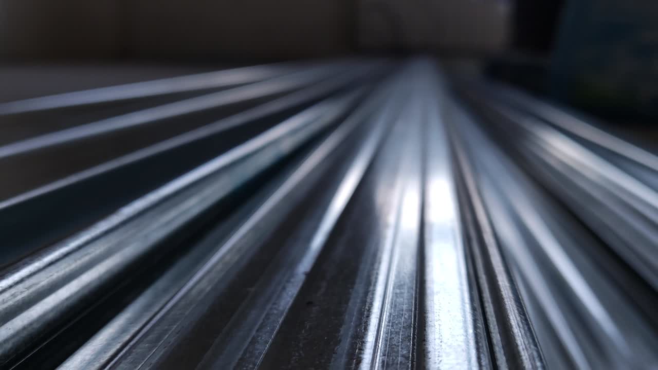 perfiles metálicos. pila de tuberías de acero inoxidable en el almacén. productos metálicos laminados. índice de precios de la lista de metales económicos. crisis financiera. piezas de construcción de paredes