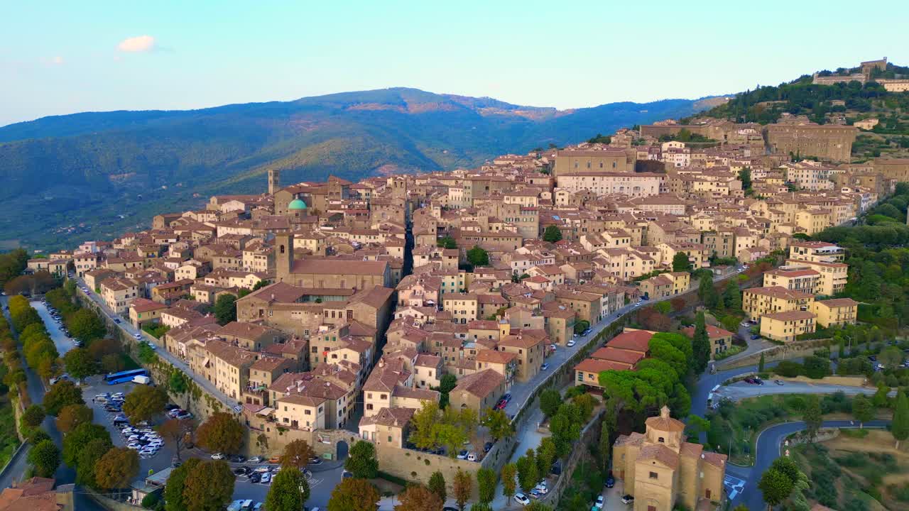 cortona es un pueblo medieval italiano de montaña en la toscana.