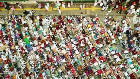 crowded muslims praying on eid al fitr day