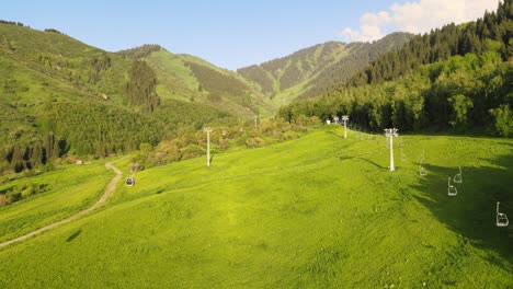 paisaje con hierba y montañas, teleféricos
