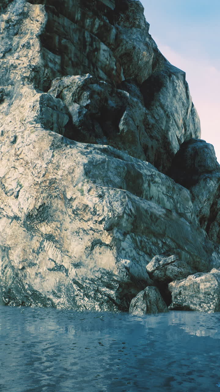 Rocce si ergono sopra acque blu sotto il cielo durante un pomeriggio sereno
