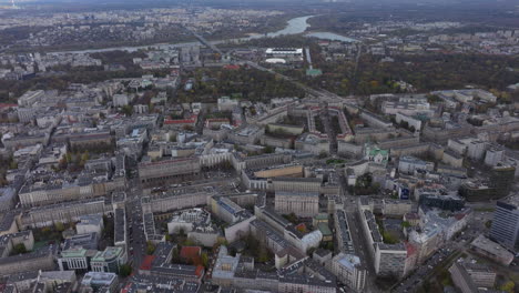 Toma-Aérea-Hacia-Plac-Zbawiciela-Varsovia-En-Un-Día-Nublado