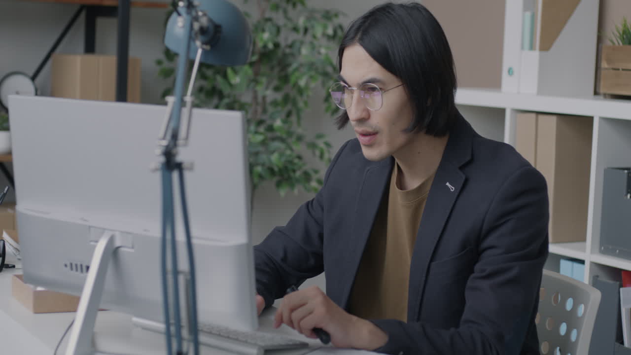 hombre trabajando en la computadora en la oficina